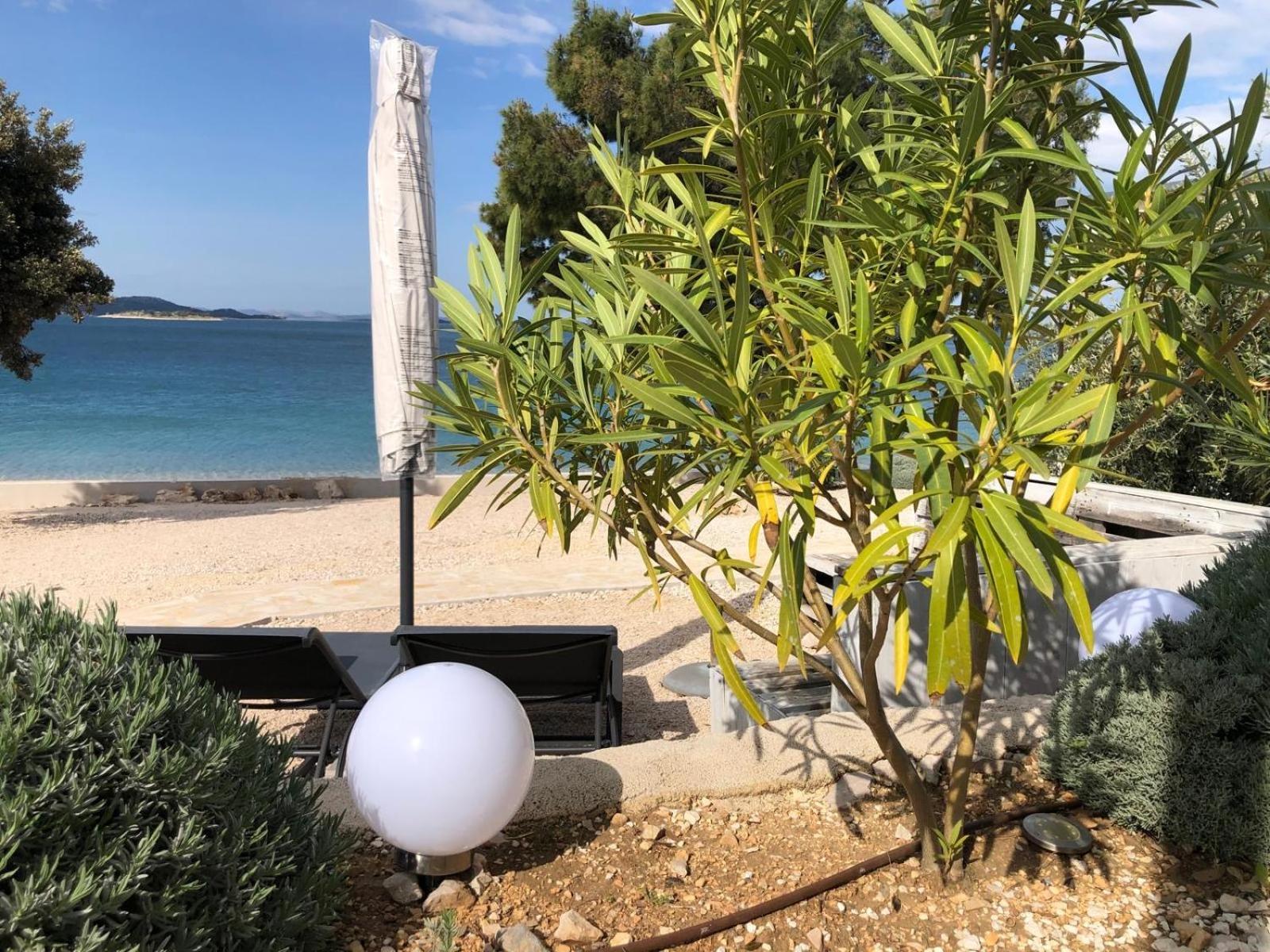 Buqez Eco Resort - Beachfront 20 & House 42 Drage Bagian luar foto